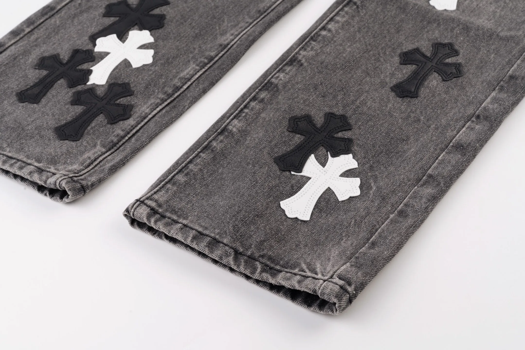 P260 Chrome Hearts Chrome Hearts city limited flame black and white leather jeans need to be washed after the finished product is disassembled and hand-made with sheepskin cross leather and then spliced ​​together. The whole piece has too many craftsmanship to describe. The cabinet price is 16W+, the patchwork is decorated with cross flowers, and the high-waisted washed jeans! ! Absolutely high-end luxury products, 8W+ level god-level single products, super popular products, made with top heavy industry, a magic weapon that cannot be missed. About Kroxin This is an extremely luxurious fashion brand, which can also be called the nobles of the high street. It has always been an exclusive brand for some hipsters or rich second generation. Compared with ordinary high streets, it is more luxurious and noble. Compared with luxury brands, it has a more fashionable personality and has always been a brand that I have a special liking for. Style number: 1566# Color: black Size: 28 30 32 34 36